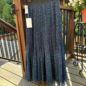 Stunning and Brand NEW Aritzia Twirl Midi Skirt!